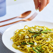 makaronada-me-pesto-rokas-sparaggia-kai-xinotyri-ioy-gastronomos