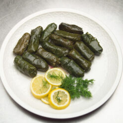 ntolmadakia-me-freska-ampelofylla-vima-vima-gastronomosJ-768×960 (1)