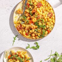sala-ta-me-kochyla-ki-gari-des-kai-elafry-pe-sto-lemonioy-vasilikoy-gastronomos-768×960