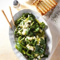 sarakatsanika-xorta-me-feta-h-emvlimatiki-syntagi-gastronomos-610×762