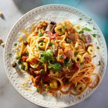 spaggeti-me-tsakonikes-melitzanes-elies-kai-mpoykovo-gastronomos-610×762