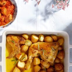 kotopoulo-me-patatoules-stroggyles-kai-moustarda-gastronomos-610×762