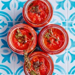 saltsa-ntomatas-me-aromatiko-ladi-riganis-gastronomos-610×762