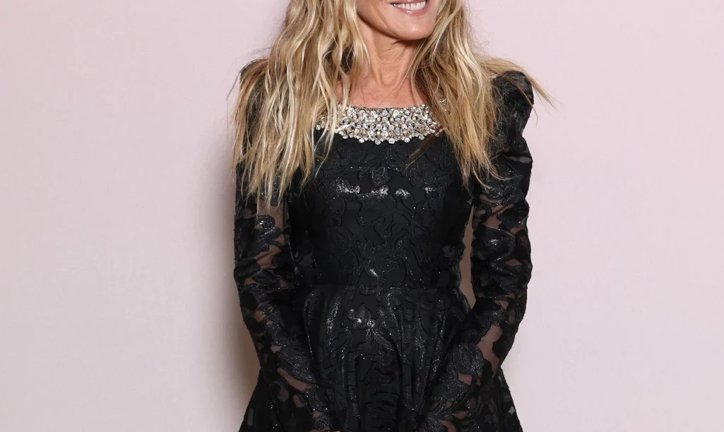 H Σάρα Τζέσικα Πάρκερ σαν μια σύγχρονη Κάρι Μπράντσο, παρουσιάζει τη νέα Baguette τσάντα του οίκου Fendi