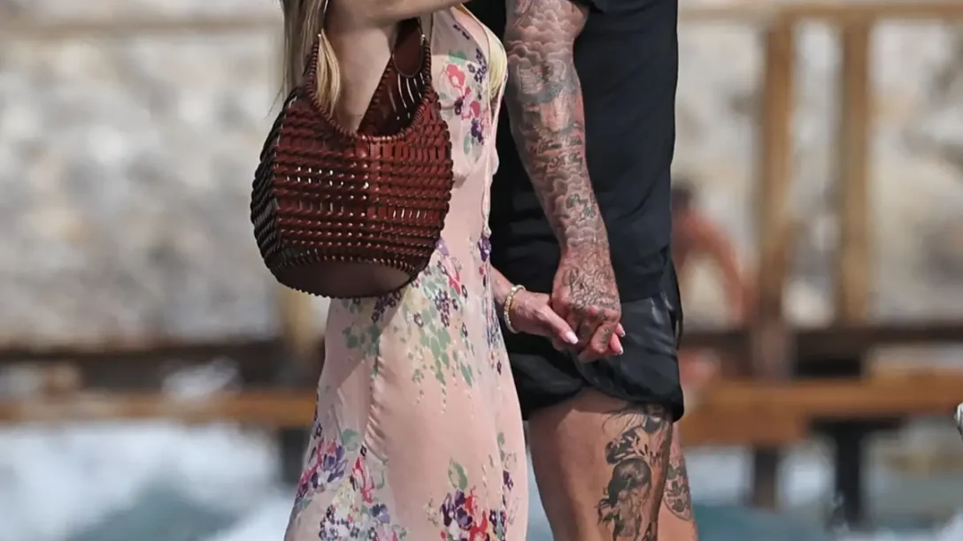 Οι Beckham απολαμβάνουν τις διακοπές τους στην Ίμπιζα με το πιο χαλαρό summer look