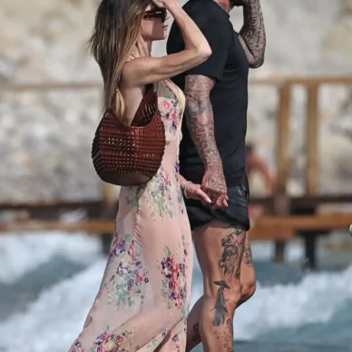 Οι Beckham απολαμβάνουν τις διακοπές τους στην Ίμπιζα με το πιο χαλαρό summer look