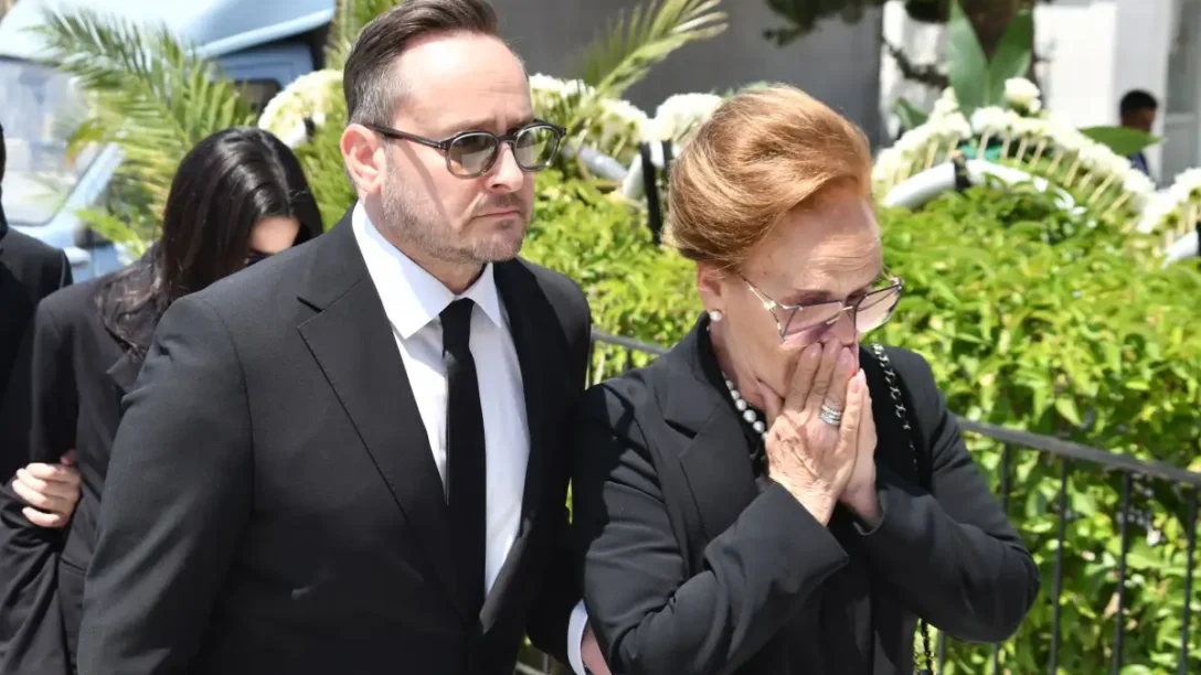 Βασίλης Λεβέντης: Σε κλίμα συγκίνησης η κηδεία του – Τραγική φιγούρα η σύζυγός του, Νατάσα Μεντεσίδου