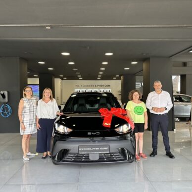Ο Όμιλος Σφακιανάκη παρέδωσε το ηλεκτρικό BYD DOLPHIN SURF στη μεγάλη νικήτρια