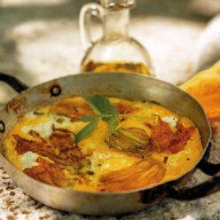 Sfouggato-me-kolokithanthous-kai-anthotiro-gastronomos-768×960