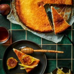 cheesecake-me-freska-syka-kai-zaxaromenes-floudes-lemoniou-gastronomos-768×960