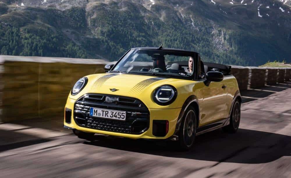 Νέο MINI JCW Cabrio για κορυφαίες επιδόσεις με ανοιχτή οροφή