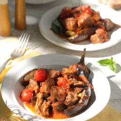 moscharaki-kokkinisto-me-melitzanes-gastronomos-768×960