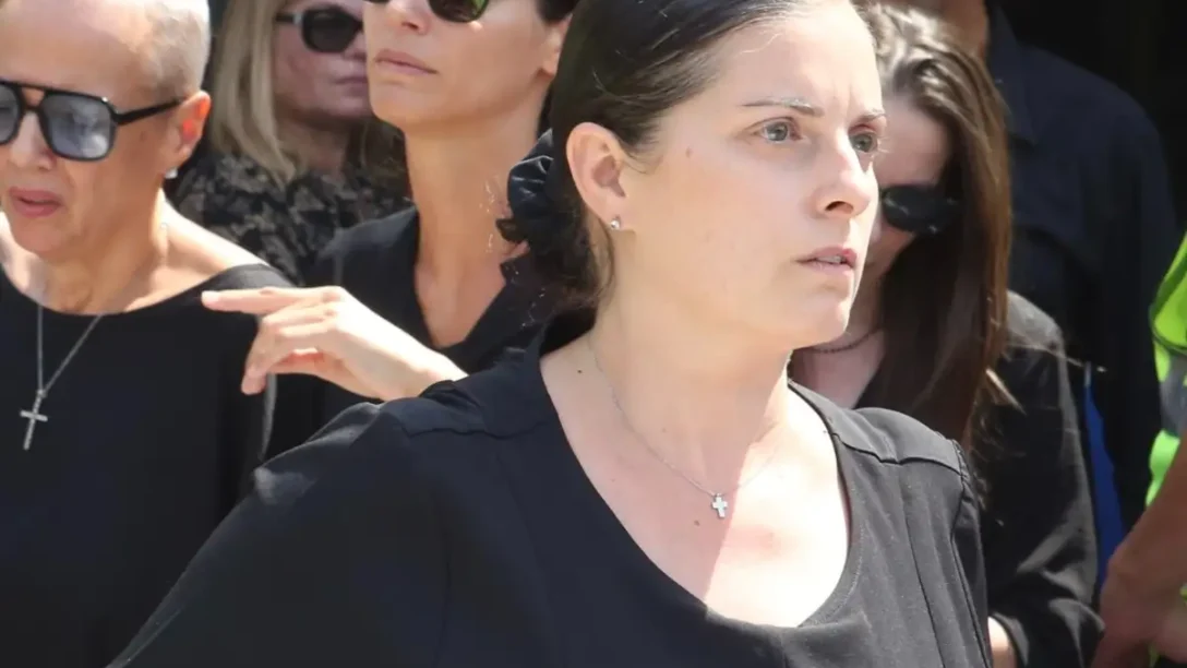 Κηδεία Δημήτρη Κόκοτα: «Ράγισε» καρδιές η σύζυγός του στον επικήδειο λόγο της