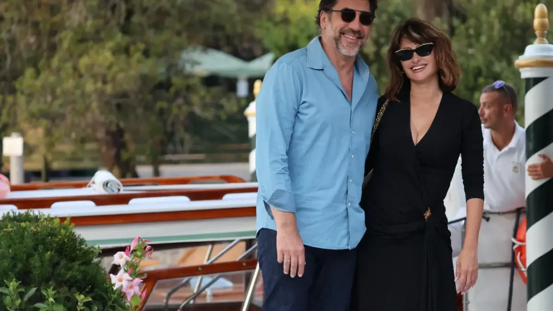 Penélope Cruz και Javier Bardem έφτασαν στη Βενετία – O λόγος που η ηθοποιός έβγαλε τα παπούτσια της