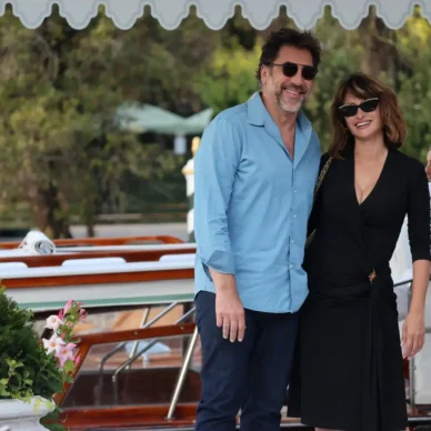 Penélope Cruz και Javier Bardem έφτασαν στη Βενετία – O λόγος που η ηθοποιός έβγαλε τα παπούτσια της