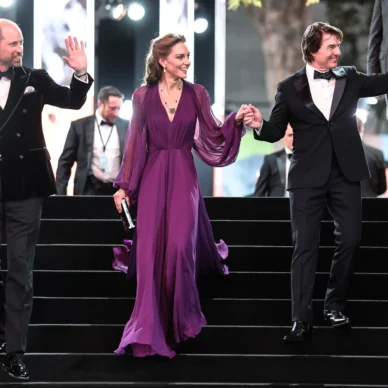Kate Middleton: Η εντυπωσιακή εμφάνιση στα μοβ στο πλευρό του πρίγκιπα William και η συνάντηση με τον Tom Cruise