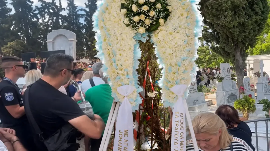 Ο Γιώργος Μαζωνάκης στην τελευταία του κατοικία – Τα τραγούδια και οι φωνές κατά των δύο αδελφών του
