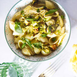 koxylakia-me-kolokythakia-kai-tyria-new-gastronomos-610×762