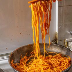 makaronada-me-pelte-ntomatas-ayga-kai-mpoykovo-gastronomos-610×762