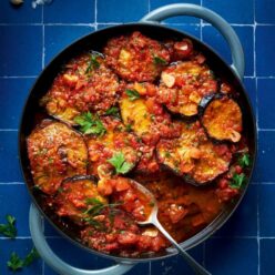 melitza-nes-skorda-tes-me-ntoma-ta-pa-prika-kai-maintano_gastronomos-610×762