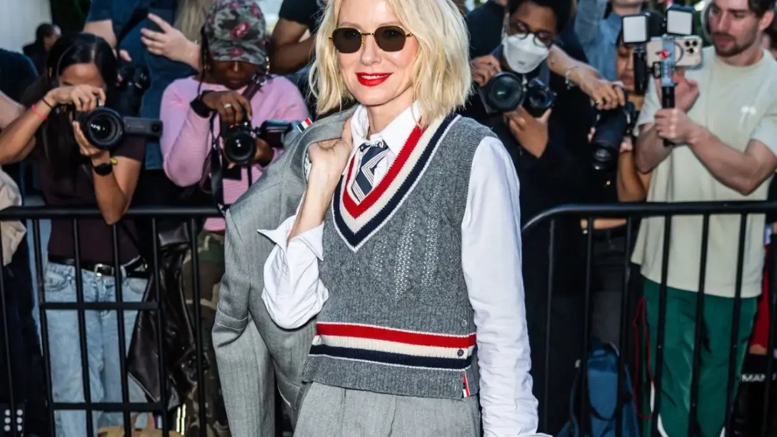 Κόκκινο κραγιόν: Η Naomi Watts σου δείχνει πώς μπορείς να απογειώσεις ένα preppy look