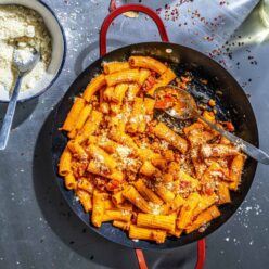 one-pan-pasta-i-allios-makaronia-me-kima_se-ena-tigani-gastronomos-610×762