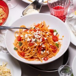 spagketi_saltsa_freskias_ntomatas_skordo_diosmo_feta_gastronomos-610×762