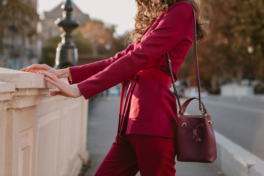 Γυναίκα με κομψή τσάντα σε φθινοπωρινό look