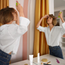 medium-shot-woman-using-dry-shampoo-home (1)
