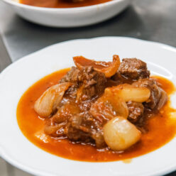 moschari-stifado-gastronomos-610×762