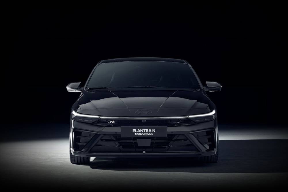 Μαύρο Hyundai Elantra N Monochrome σε εμπρός όψη