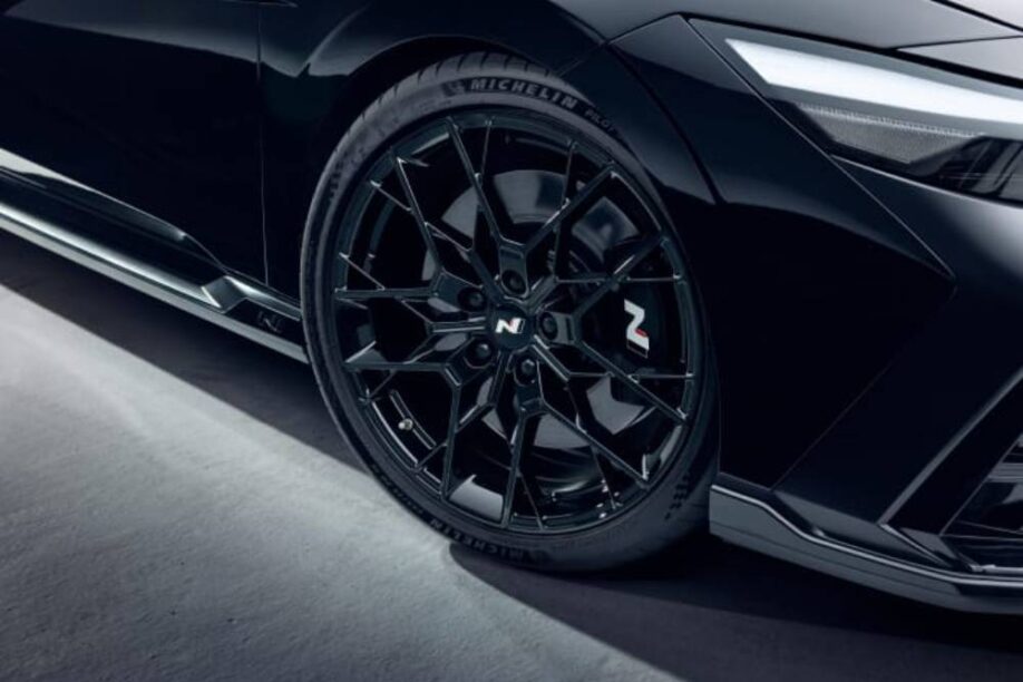 Μαύρο Hyundai Elantra N Monochrome με σφυρήλατη ζάντα 19 ιντσών