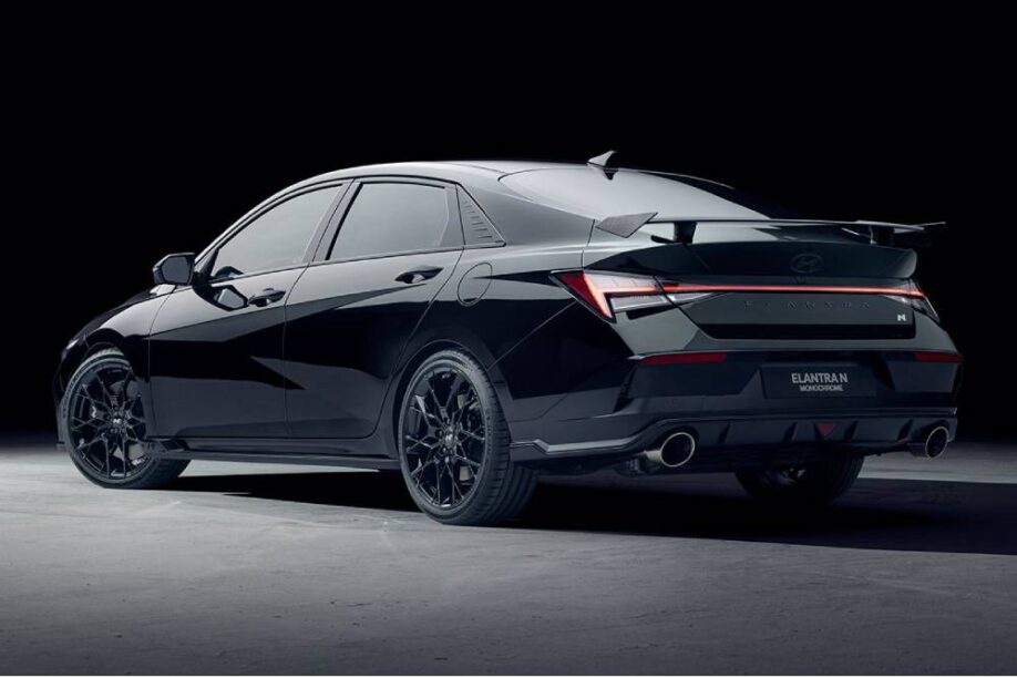 Πίσω όψη του μαύρου Hyundai Elantra N Monochrome