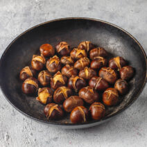 Ψημένα κάστανα και η διατροφική τους αξία Tasty roasted organic chestnuts.
