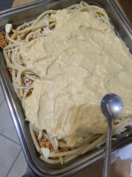 Προετοιμασία ελαφριού παστίτσιου με κιμά κοτόπουλου, μακαρόνια και σπιτική μπεσαμέλ